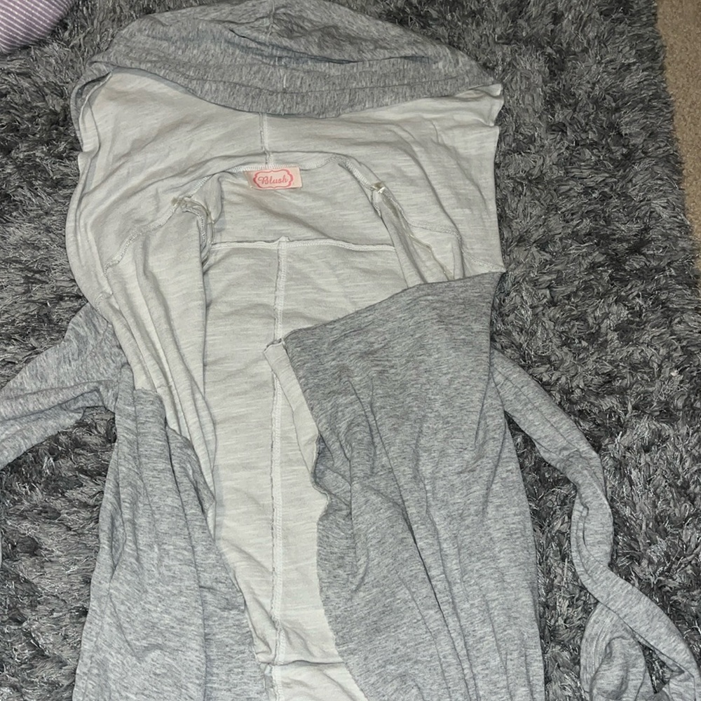 NEW! SUPER COMFY BOUTIQUE SWEATER! Heather grey with light grey inside! Hooded!